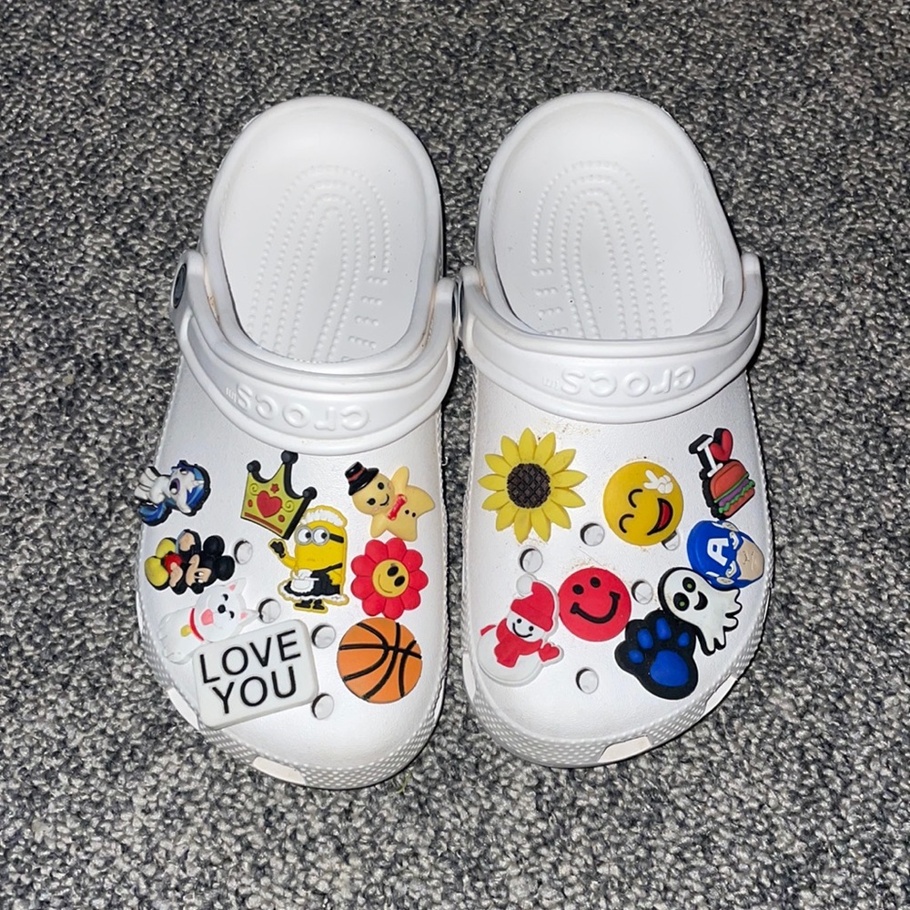 CROCS with assorted gibits